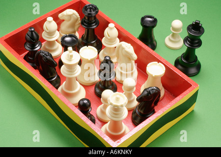 Schachfiguren in Holzkiste Stockfoto
