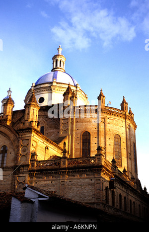 Kuppeln von der Catedral De La Inmaculada Concepción am Parque Calderon in der Kolonialstadt Cuenca Ecuador Stockfoto