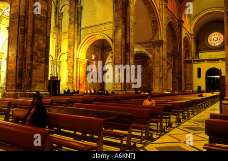 Innenministerium der Catedral De La Inmaculada Concepción in der Kolonialstadt Cuenca Ecuador Stockfoto