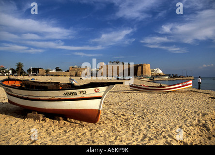 Angelboote/Fischerboote am Strand in der Nähe von Medina der Stadt Hammamet an der Mittelmeer-Tunesien Stockfoto