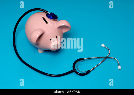 Sparschwein und Stethoskop Stockfoto