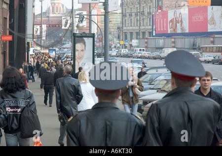 Zwei Polizisten auf Streife auf Ulitsa Tverskaya in Moskau Stockfoto