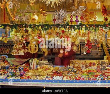 Stall mit Christbaumschmuck auf Weihnachtsmarkt Messe in München Stockfoto