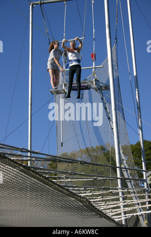 Frau Trapezkünstler springen auf die Plattform Stockfoto