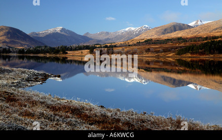 Schneebedeckte Black Mount spiegelt sich in Loch Tulla, Argyll, Schottland Stockfoto