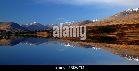 Schneebedeckte schwarz montieren, spiegelt sich in Loch Tulla, Argyll, Schottland Stockfoto