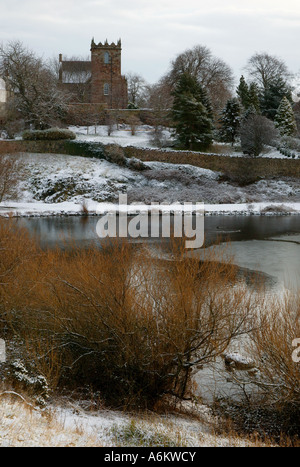 Duddingston Kirk Edinburgh im Hintergrund, neben Loch Schnee bedeckt Edinburgh, Schottland, 2007 Stockfoto