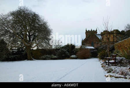 Duddingston Kirk Edinburgh, Schnee bedeckt Manse Gardens, Edinburgh Schottland neben Loch Stockfoto