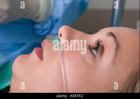 Junge Patientin während der Operation mit Sauerstoff Rohre in Nase Stockfoto