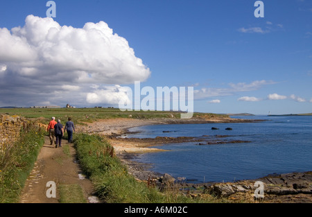 dh Scapa Flow scotland HOY SOUND ORKNEY ISLES Menschen auf Küstenweg Familie Spaziergang Küste Meer uk Urlaub Sommer Wandern Stockfoto