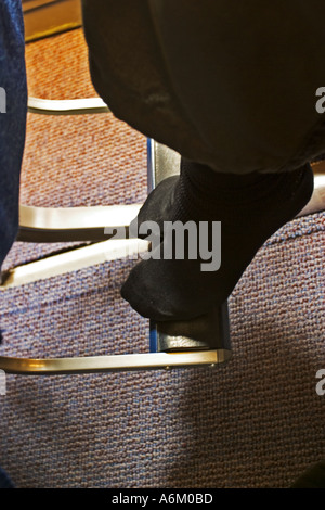 Flug Socken während Langstreckenflug und Füße auf Fußstütze Stockfoto