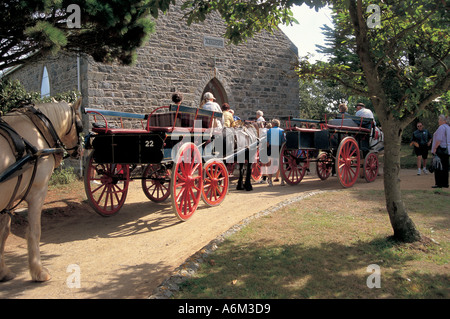 Horse Drawn Wagen an Str. Peters Kirche die Inseln anglikanische Kirche auf Sark Stockfoto