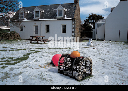 Schnee am Boden vor der Fishermans Cottage auf Sark Insel Stockfoto