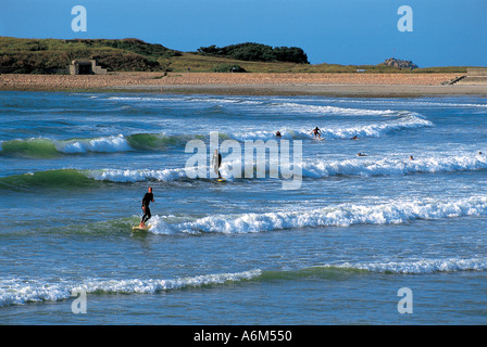 Menschen, die beim Surfen auf Vazoner Bay Stockfoto