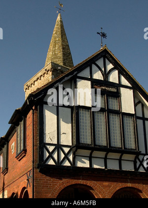 Brading Alte Rathaus, Fachwerkhaus mit Wetterfahne, Fenster, gerissene Infill, St Mary's Church Spire hinter, Isle of Wight, Großbritannien Stockfoto