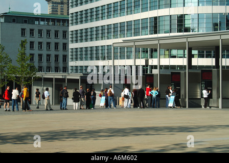 Tower Hill umgebaut Ansatz Bereiche des Tower of London am frühen Morgen Warteschlangen warten Kassen öffnen Stockfoto