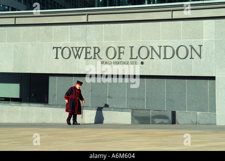 Tower Hill umgebaut Ansatz Bereiche des Tower of London mit Yeoman Warder vorbei an neue Zeichen-panel Stockfoto