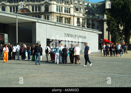 Tower Hill umgebaut Ansatz Bereiche um den Tower of London am frühen Morgen Warteschlangen warten Kassen öffnen Stockfoto