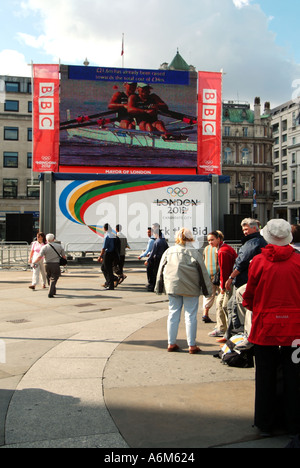 Trafalgar Square-outdoor-Bildschirm Rundfunk olympische Disziplinen im Rahmen des London Gebot um 2012 Olympics zu bewirten Stockfoto