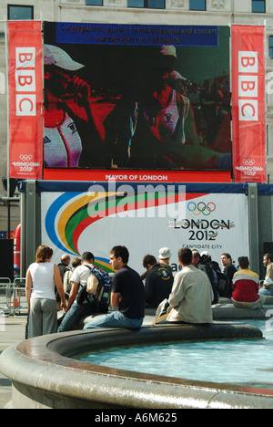 Trafalgar Square und Teil des Brunnens mit outdoor-Bildschirm Rundfunk olympische Disziplin im Rahmen des London Gebot um 2012 Olympics zu bewirten Stockfoto