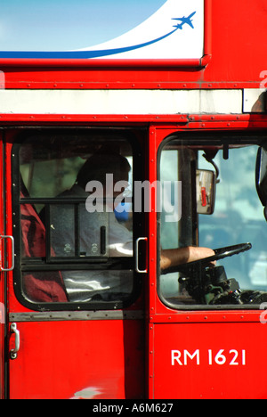 Sommertag Nahaufnahme Seitenansicht des Fahrers in Taxi Mann bei der Arbeit fahren klassische historische rote Doppeldecker London Transport Routemaster Bus England UK Stockfoto