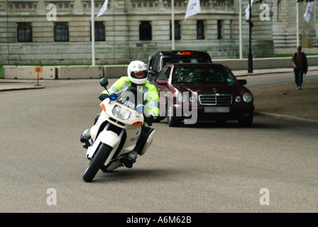 Pferd schützt Westminster Metropolitanpolizei Motorrad Fahrer stoppen Verkehr Stockfoto