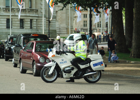 Pferd schützt Westminster Metropolitanpolizei Motorradfahrer blockieren und stoppen Verkehr Stockfoto