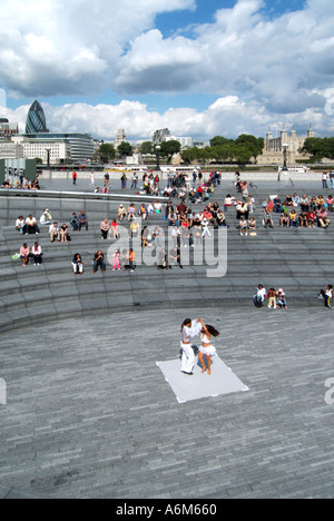 Riverside Durchgänge zwischen größeren Londoner Behörde Rathaus Büros Themse mit Tanz Musik-event Stockfoto