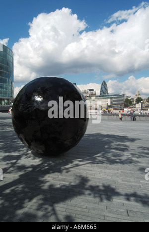 Riverside Durchgänge zwischen größeren Londoner Behörde Rathaus Büros Themse mit Beispiel Straße Skulptur Stockfoto