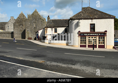 Die malerischen Ruinen der Heiligen Kreuz Abtei und ein Pub befinden sich auf dem rechten Ufer des Flusses Suir County Tipperary Stockfoto