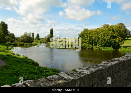 Der malerische Fluss Suir County Tipperary auf der anderen Straßenseite von der Heiligen Kreuz Abtei diese Ansicht ist von einer mittelalterlichen Steinbrücke Stockfoto