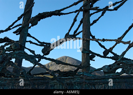 Blick auf Croagh Patrick durch das Nationaldenkmal Hungersnot liegt in der Nähe des Besucherzentrums Croagh Patrick Stockfoto