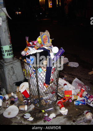 Städtisches Motiv einer überquellenden Papierkorb können Mülltonne in New York City NYC USA Stockfoto