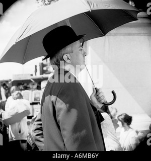 Mann mit Regenschirm Stockfoto