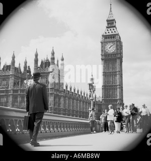 Engländer in Melone auf Westminster Bridge mit Houses of Parliament und Big Ben Stockfoto