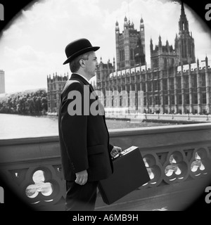 Engländer in Melone Hut auf Westminster Bridge mit Houses of Parlament Stockfoto