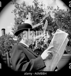 City Gent Geschäftsmann liest Karte in London Stockfoto