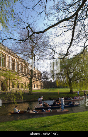 Gruppen von Touristen Stechkahn fahren auf dem Fluss Cam, Cambridge Stockfoto