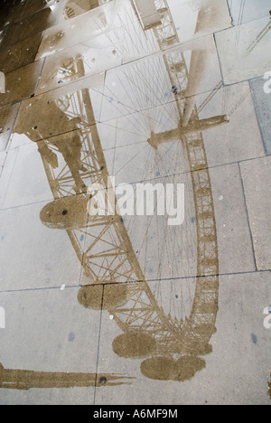 London Eye spiegelt sich in der Pfütze Stockfoto