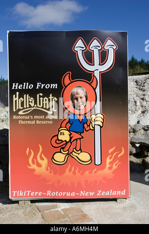 Lustige Schild am Eingang Waiora Spa Hells Gate geothermische Reserve Tikitere Rotorua Nordinsel Neuseeland Stockfoto