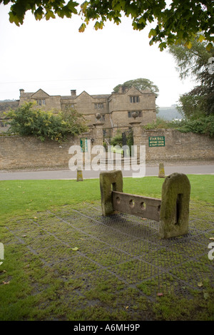 Eyam Hall und Bestände, Derbyshire, England Stockfoto