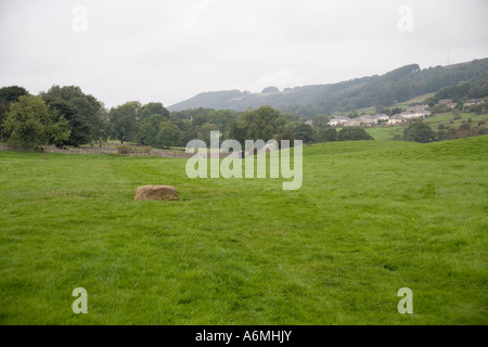 Weg von Eyam Stoney Middleton und Pfarrei Grenzstein, Derbyshire, England Stockfoto