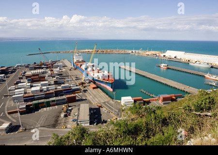 Container gestapelt auf Kai und Container Frachtschiff im Hafen und die Docks Napier Nordinsel Neuseeland Stockfoto