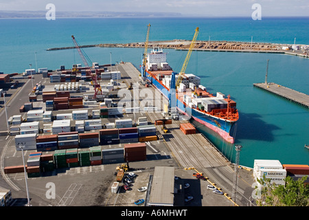 Container gestapelt auf Kai und Container Frachtschiff im Hafen und die Docks Napier Nordinsel Neuseeland Stockfoto