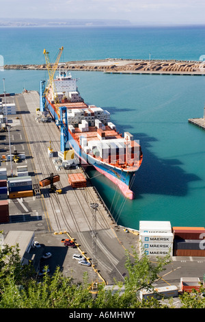 Container gestapelt auf Kai und Container Frachtschiff im Hafen und die Docks Napier Nordinsel Neuseeland Stockfoto