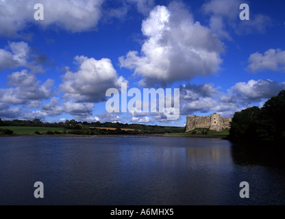 Carew Castle View über Carew Fluss spätabends Pembrokeshire West Wales UK Stockfoto