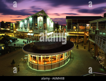 Mermaid Quay Cardiff Bay Dämmerung / Nacht Ansicht Cardiff South Wales UK Stockfoto