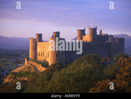 Harlech Castle Snowdonia im Hintergrund Gwynedd Mid Wales UK Stockfoto