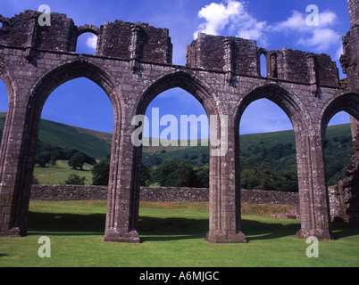 Llanthony Priory Kirchenschiff Bögen Hatterall Grat im Hintergrund Monmouthshire South Wales UK Stockfoto