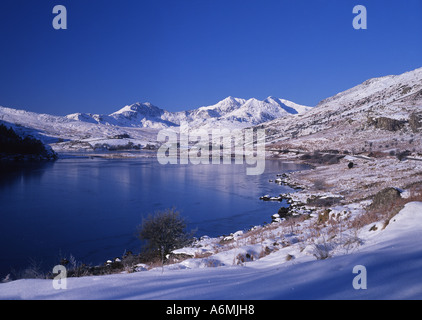 Llynnau Mymbyr und Snowdon Horseshoe im Schnee Capel Curig North Wales UK Stockfoto